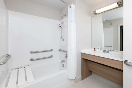 Permian Studio Apartments - Bathroom 3